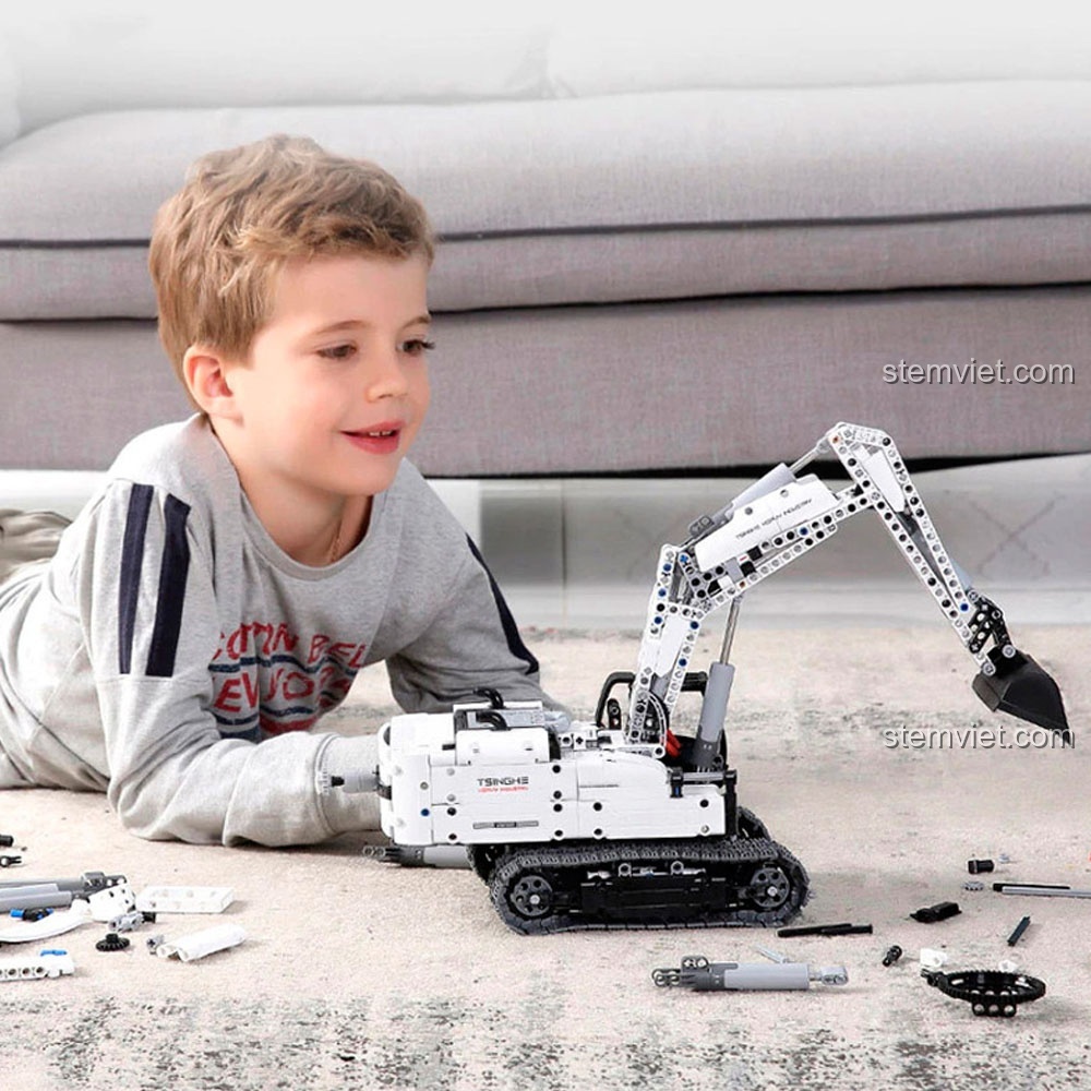 Ảnh chụp chi tiết hệ thống piston và núm vặn điều khiển trên đồ chơi mô hình Xe xúc đất ONEBOT GCWJJ01IQI. Đồ chơi STEM chất lượng cao, giá rẻ.