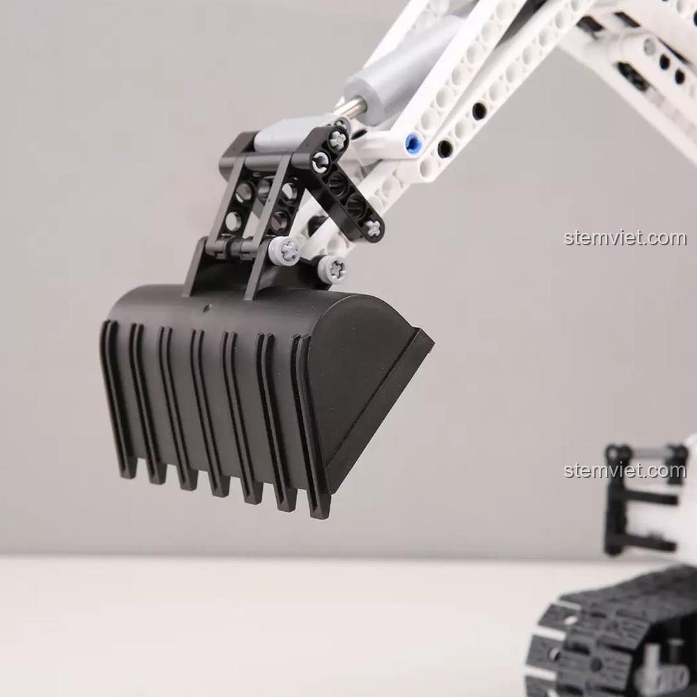 Cận cảnh gầu xúc màu đen của bộ lắp ráp Máy xúc công trình ONEBOT GCWJJ01IQI, thể hiện rõ các khớp nối và chi tiết tinh xảo. Đồ chơi phát triển tư duy logic.