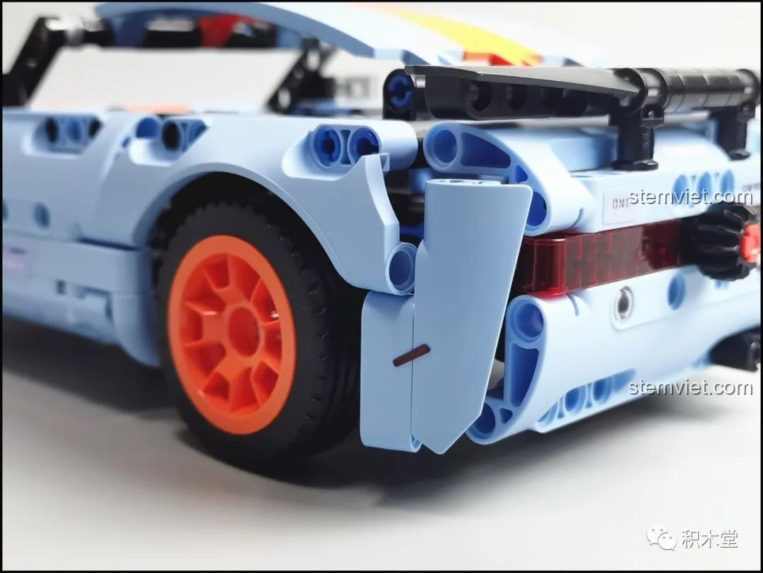 Chi tiết bánh răng điều khiển hướng lái ở phía sau của mô hình ONEBOT OBJBY61AIQI Siêu Xe Bu Yun.