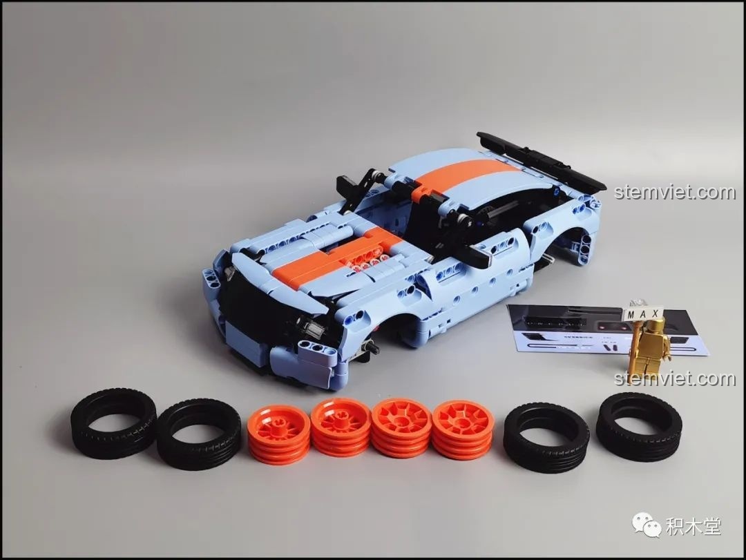 Bánh xe màu cam và lốp cao su mềm mại của bộ ONEBOT OBJBY61AIQI Siêu Xe Bu Yun, chất lượng cao.