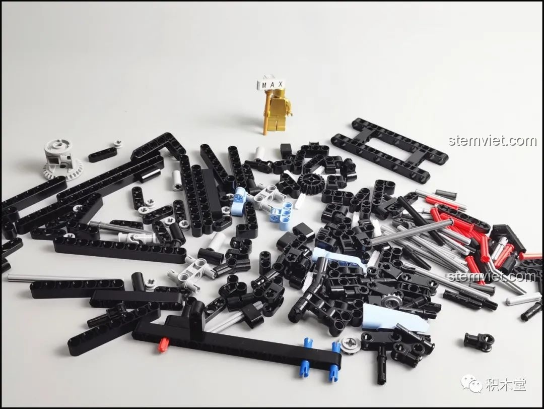 Các mảnh ghép rời rạc của bộ lắp ráp ONEBOT OBJBY61AIQI Siêu Xe Bu Yun, sẵn sàng để bắt đầu lắp ráp.