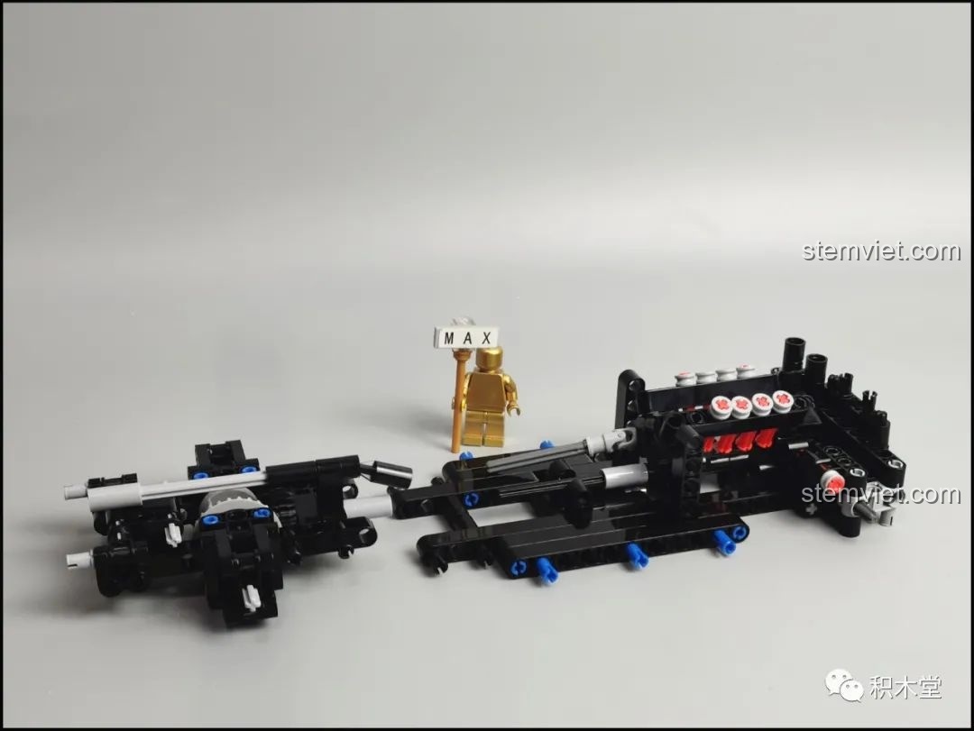 Hai phần khung gầm đã lắp ráp của bộ ONEBOT OBJBY61AIQI Siêu Xe Bu Yun, sẵn sàng để ghép nối.