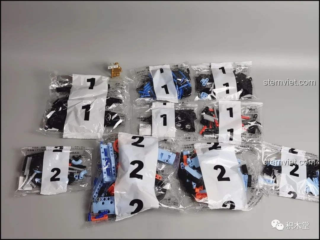 Các túi linh kiện được đánh số 1 và 2 của bộ lắp ráp ONEBOT OBJBY61AIQI Siêu Xe Bu Yun, sẵn sàng cho quá trình lắp ráp.