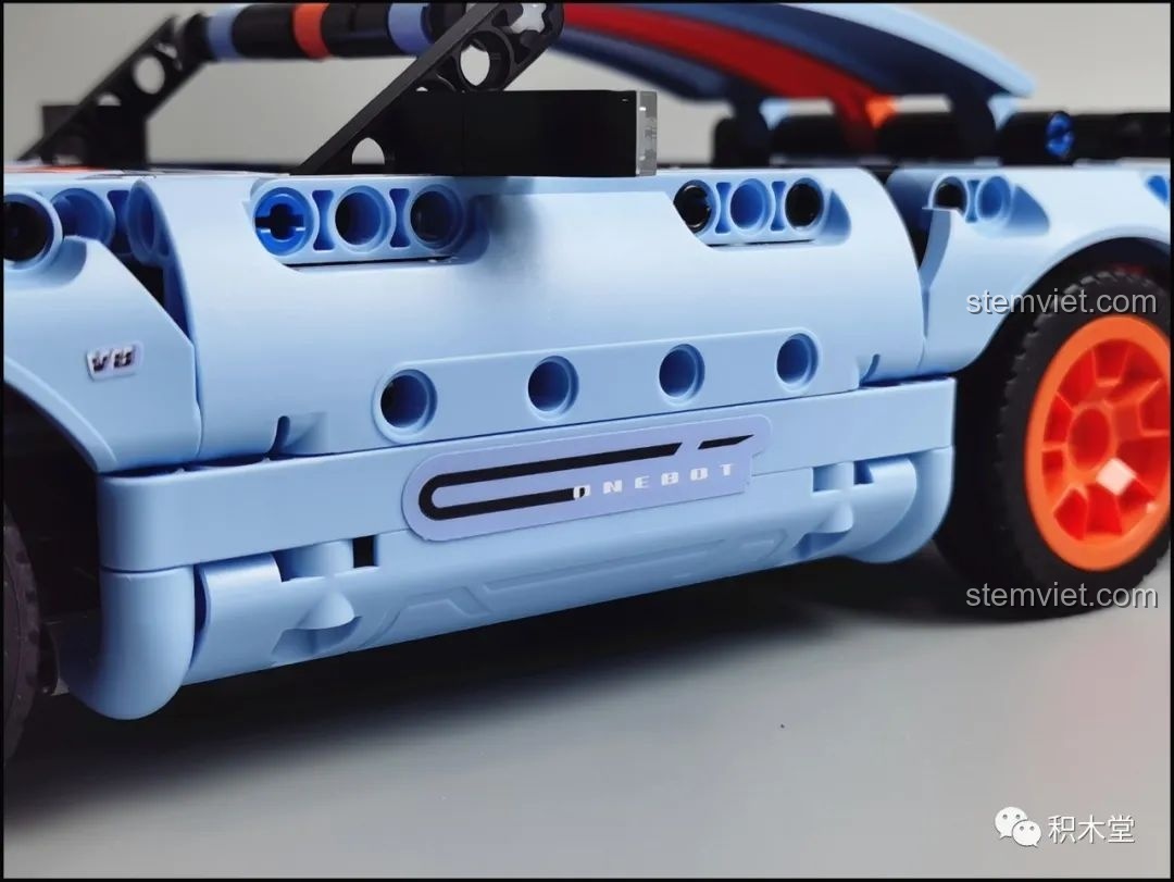 Cận cảnh chi tiết cản sau của mô hình ONEBOT OBJBY61AIQI Siêu Xe Bu Yun, với một dải đỏ nhỏ.