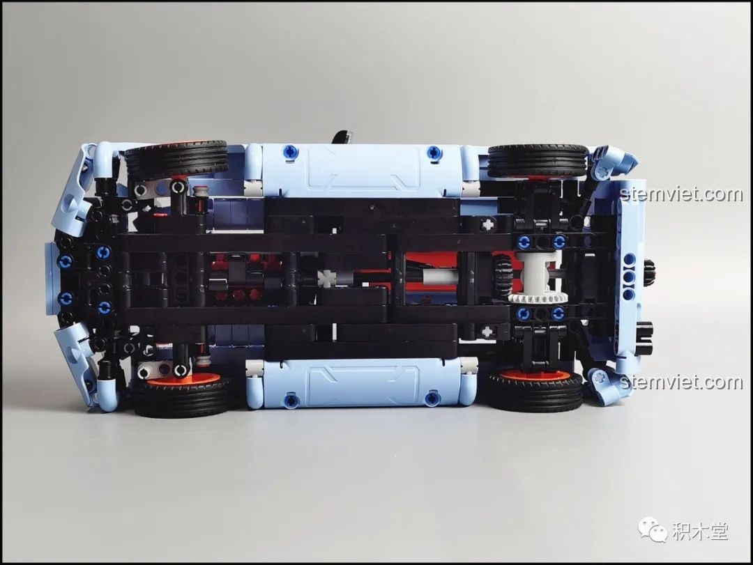 Cận cảnh chi tiết đèn pha và lưới tản nhiệt của mô hình ONEBOT OBJBY61AIQI Siêu Xe Bu Yun, với logo ONEBOT.