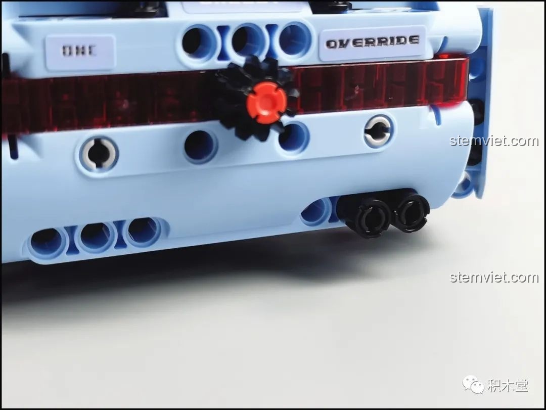 Gương chiếu hậu trong suốt của mô hình ONEBOT OBJBY61AIQI Siêu Xe Bu Yun, chi tiết độc đáo.