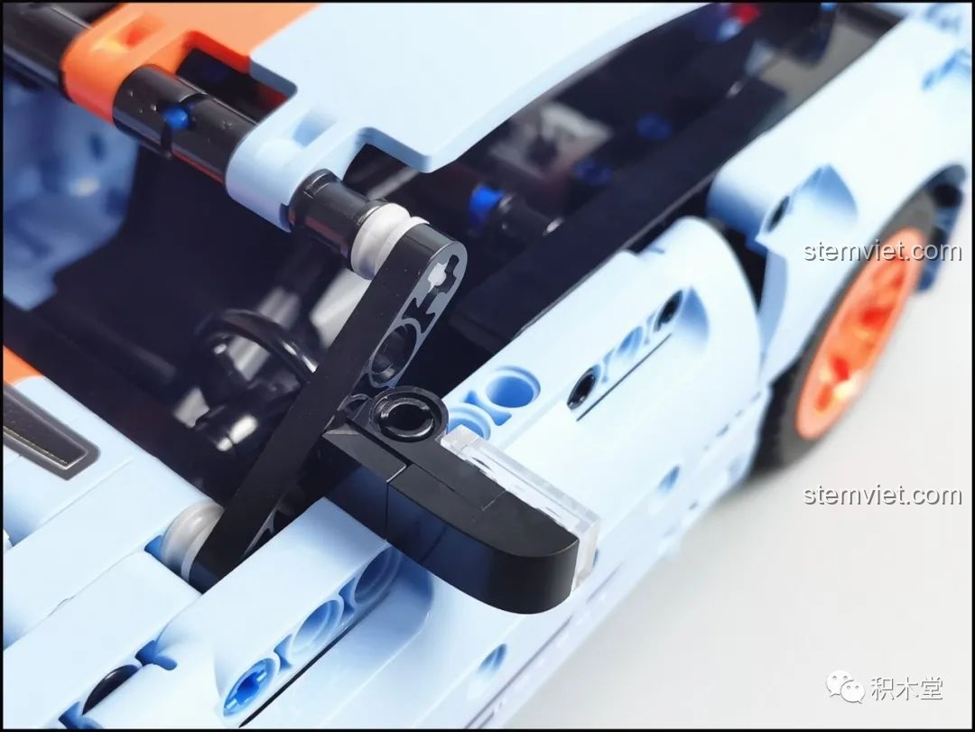 Khoang động cơ của mô hình ONEBOT OBJBY61AIQI Siêu Xe Bu Yun có thể mở ra, lộ ra các chi tiết bên trong.