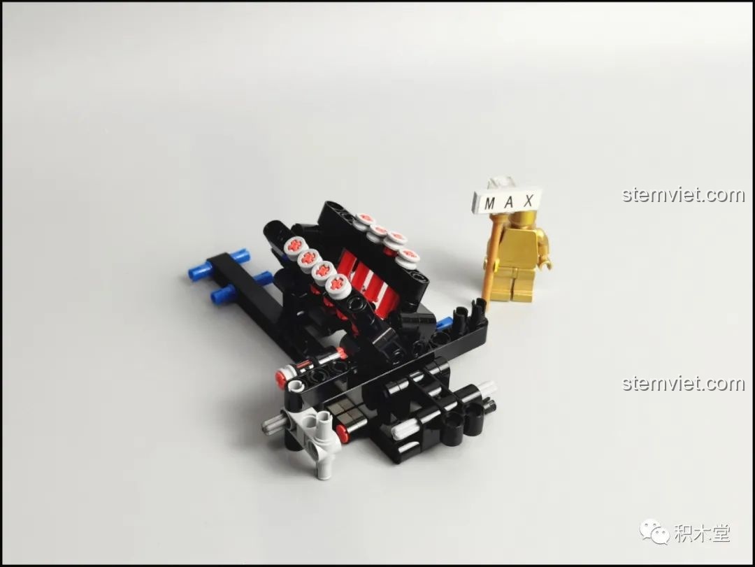 Giai đoạn đầu lắp ráp khung gầm của bộ ONEBOT OBJBY61AIQI Siêu Xe Bu Yun, thể hiện cấu trúc cơ bản.