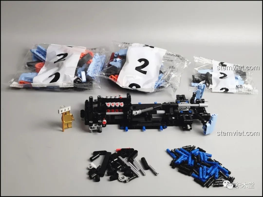 Các túi linh kiện số 2 và một số mảnh ghép rời của bộ ONEBOT OBJBY61AIQI Siêu Xe Bu Yun, cho giai đoạn tiếp theo.