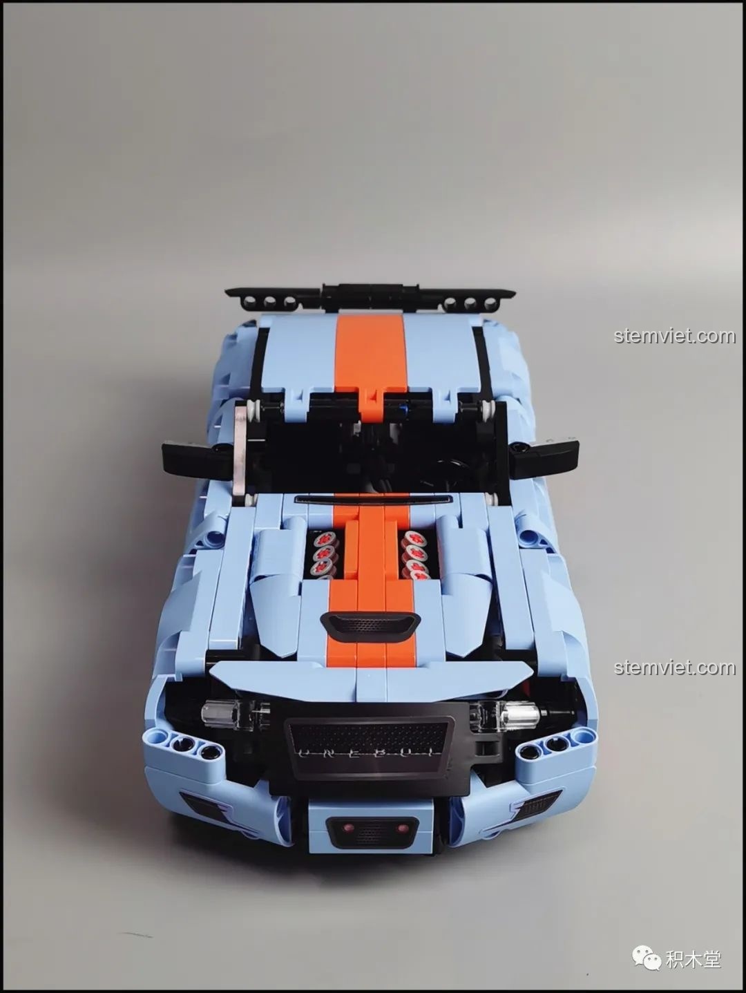 Góc nhìn phía trước của mô hình ONEBOT OBJBY61AIQI Siêu Xe Bu Yun gần hoàn thiện, thể hiện lưới tản nhiệt và đèn.