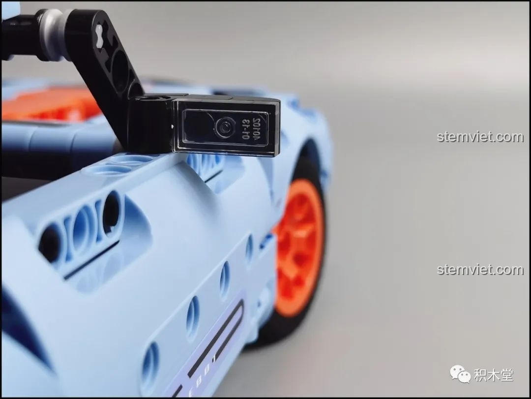 Nắp capo phía trước của mô hình ONEBOT OBJBY61AIQI Siêu Xe Bu Yun có thể mở ra, lộ động cơ bên dưới.