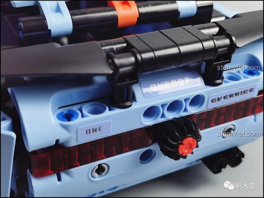 Cận cảnh ống xả kép ở một bên của mô hình ONEBOT OBJBY61AIQI Siêu Xe Bu Yun, chi tiết chân thực.