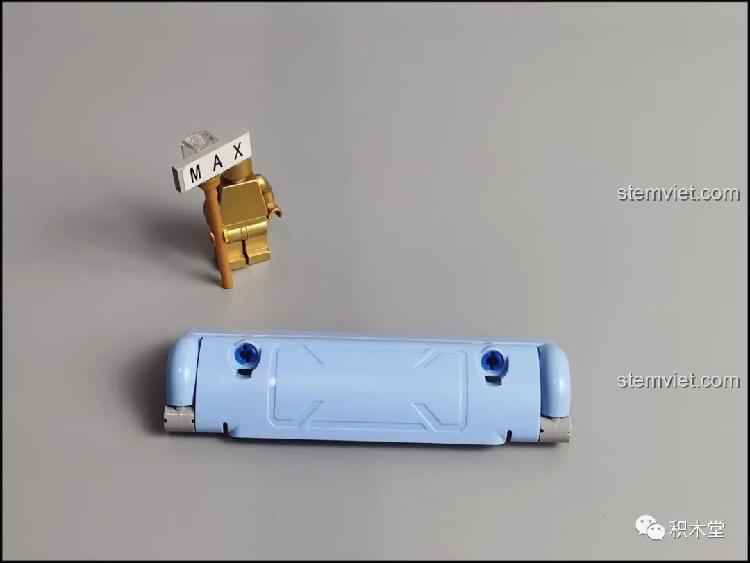 Chi tiết tấm ốp màu xanh pastel của bộ ONEBOT OBJBY61AIQI Siêu Xe Bu Yun, với các lỗ kỹ thuật.