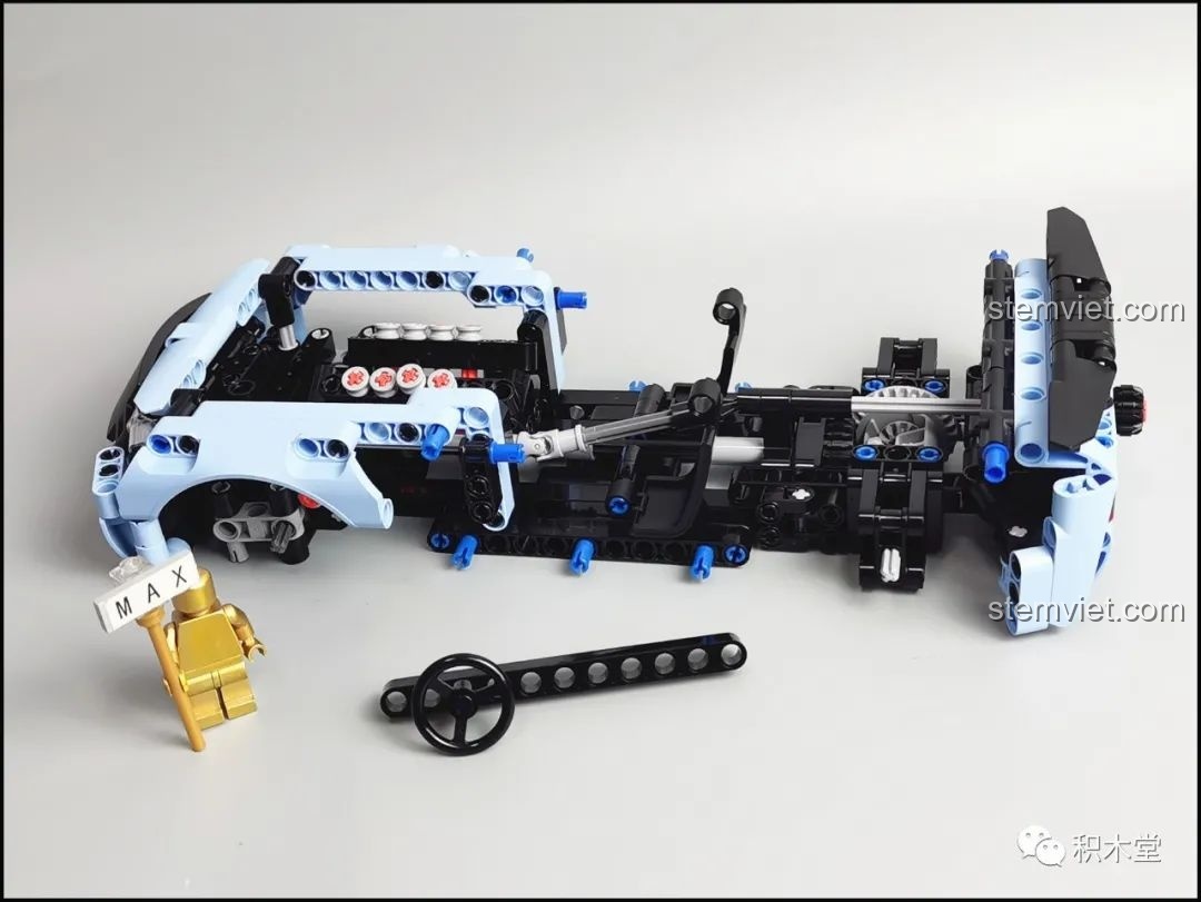 Phần thân xe của bộ ONEBOT OBJBY61AIQI Siêu Xe Bu Yun đang dần hình thành, với các chi tiết màu xanh và cam.