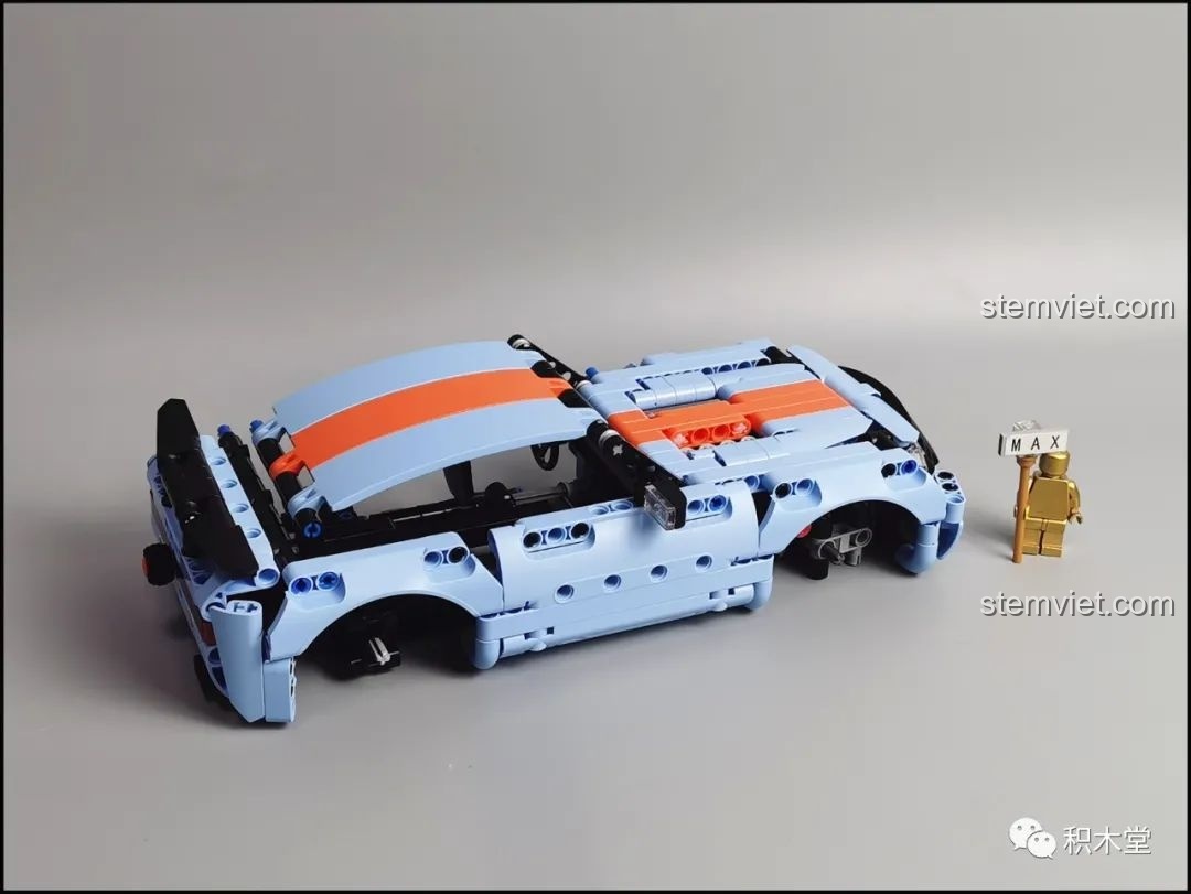 Phần thân xe của bộ ONEBOT OBJBY61AIQI Siêu Xe Bu Yun với sọc cam nổi bật trên nền xanh pastel.