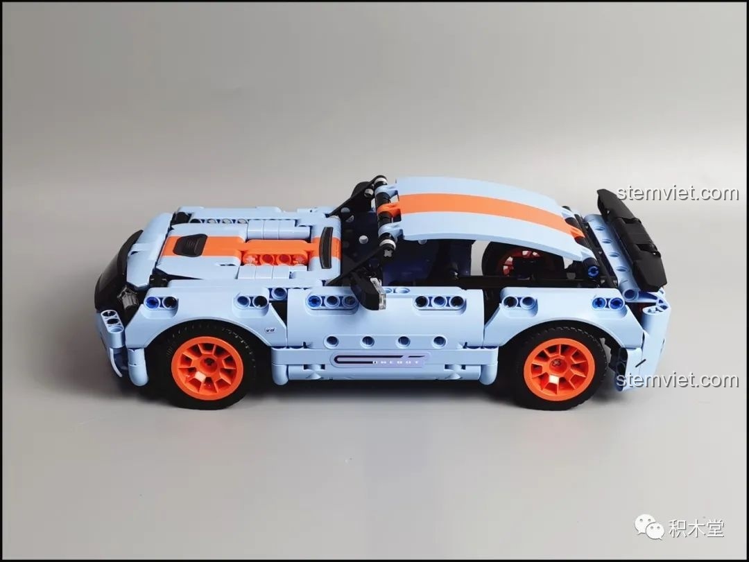 Mô hình hoàn chỉnh của ONEBOT OBJBY61AIQI Siêu Xe Bu Yun nhìn từ góc nghiêng bên hông, thể hiện chiều dài xe.