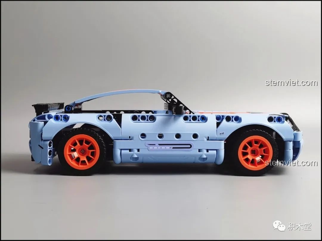 Mô hình hoàn chỉnh của ONEBOT OBJBY61AIQI Siêu Xe Bu Yun, góc nhìn bên hông khác, thể hiện đường nét thiết kế.