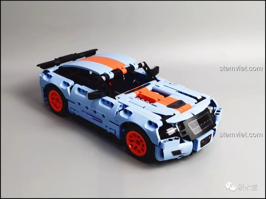 Mô hình hoàn chỉnh của ONEBOT OBJBY61AIQI Siêu Xe Bu Yun tỉ lệ 1:16, nhìn từ góc nghiêng bên hông, màu xanh cam nổi bật.