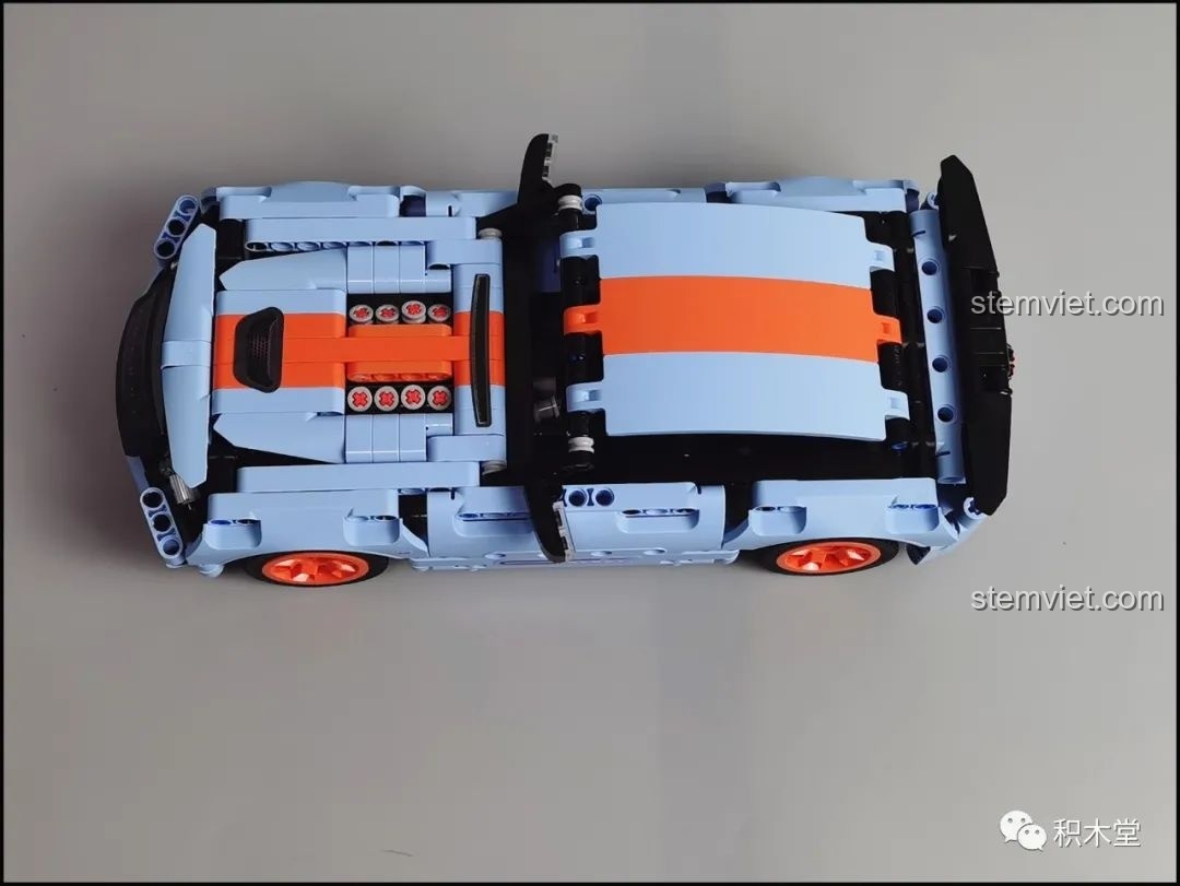 Mặt dưới của mô hình ONEBOT OBJBY61AIQI Siêu Xe Bu Yun, cho thấy cấu trúc khung gầm và hệ thống truyền động.