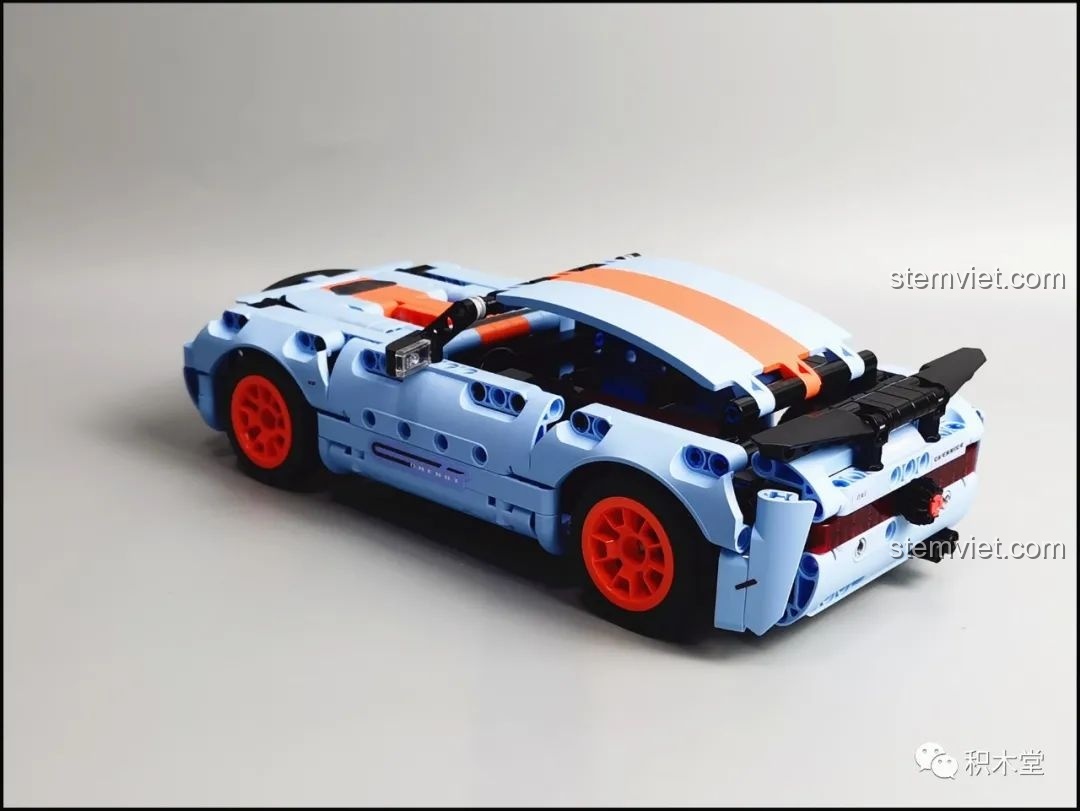 Mô hình hoàn chỉnh của ONEBOT OBJBY61AIQI Siêu Xe Bu Yun nhìn từ phía sau và bên hông, tổng thể hài hòa.