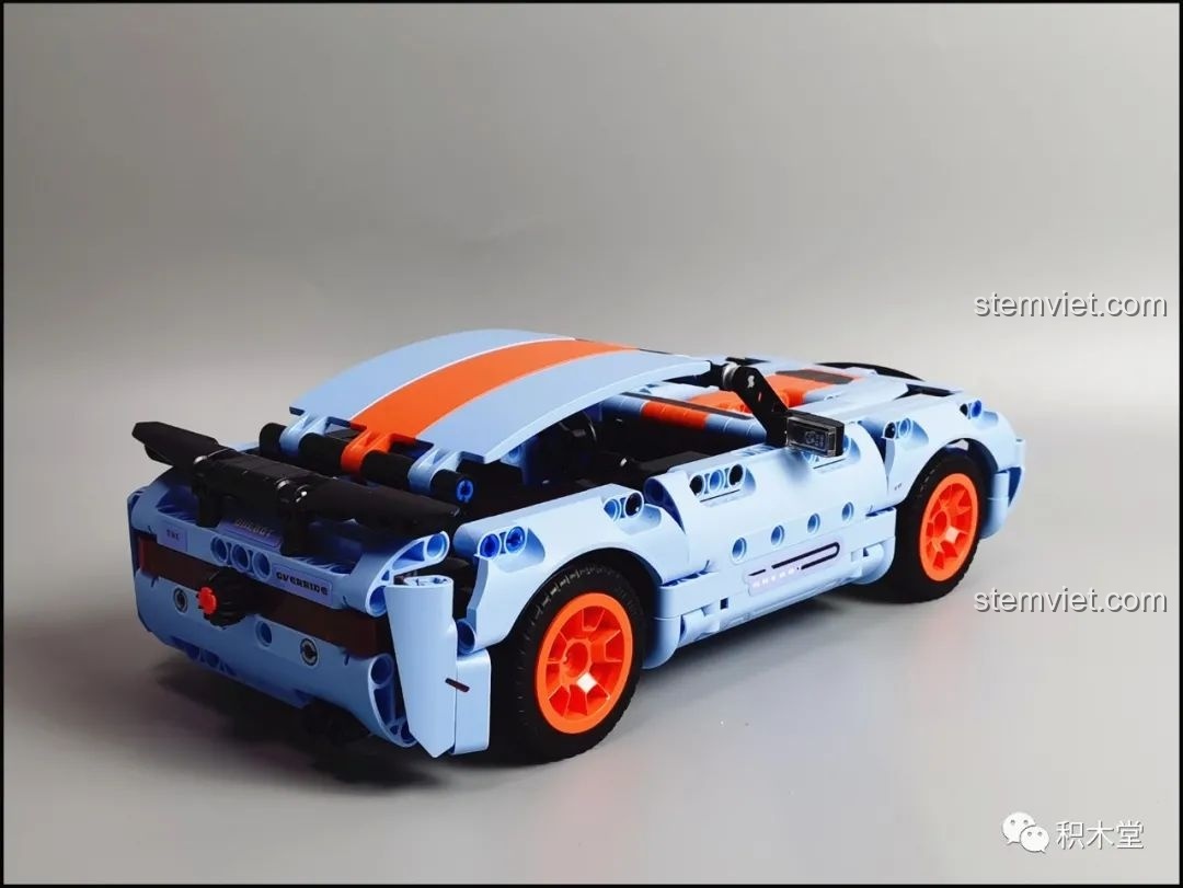 Mô hình hoàn chỉnh của ONEBOT OBJBY61AIQI Siêu Xe Bu Yun nhìn từ phía sau góc 3/4, với cánh gió và đèn hậu.