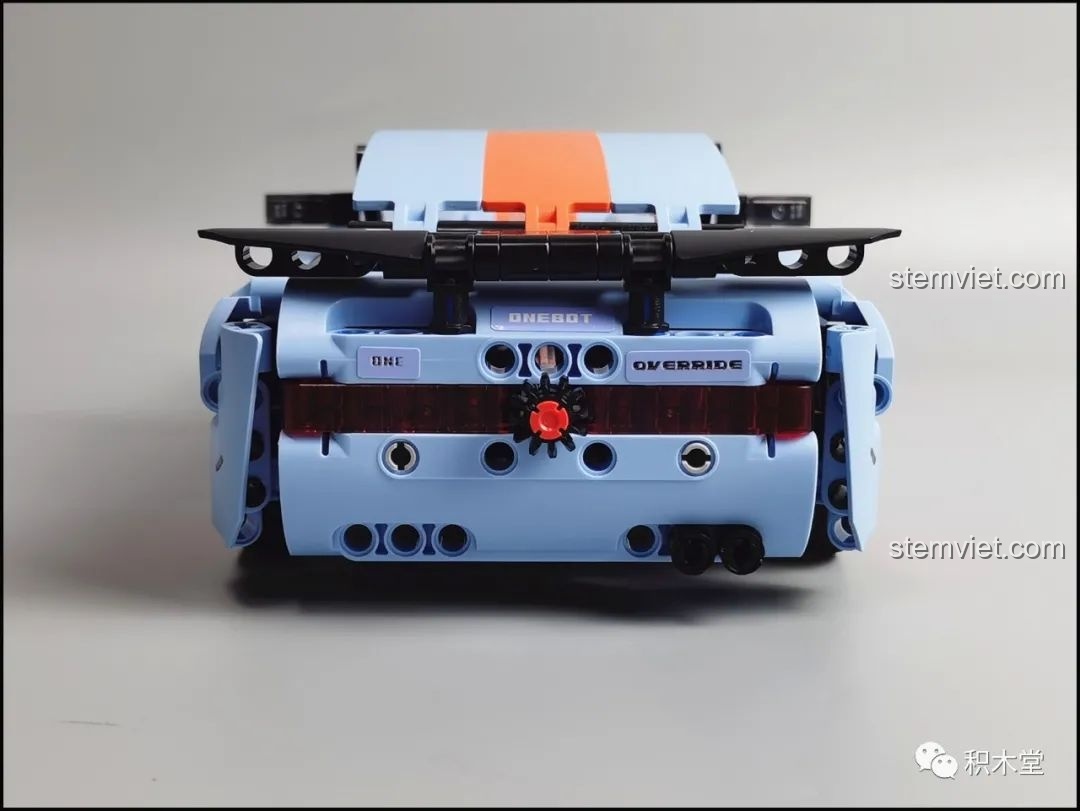 Mô hình hoàn chỉnh của ONEBOT OBJBY61AIQI Siêu Xe Bu Yun nhìn từ phía sau, với chi tiết bánh răng điều khiển.