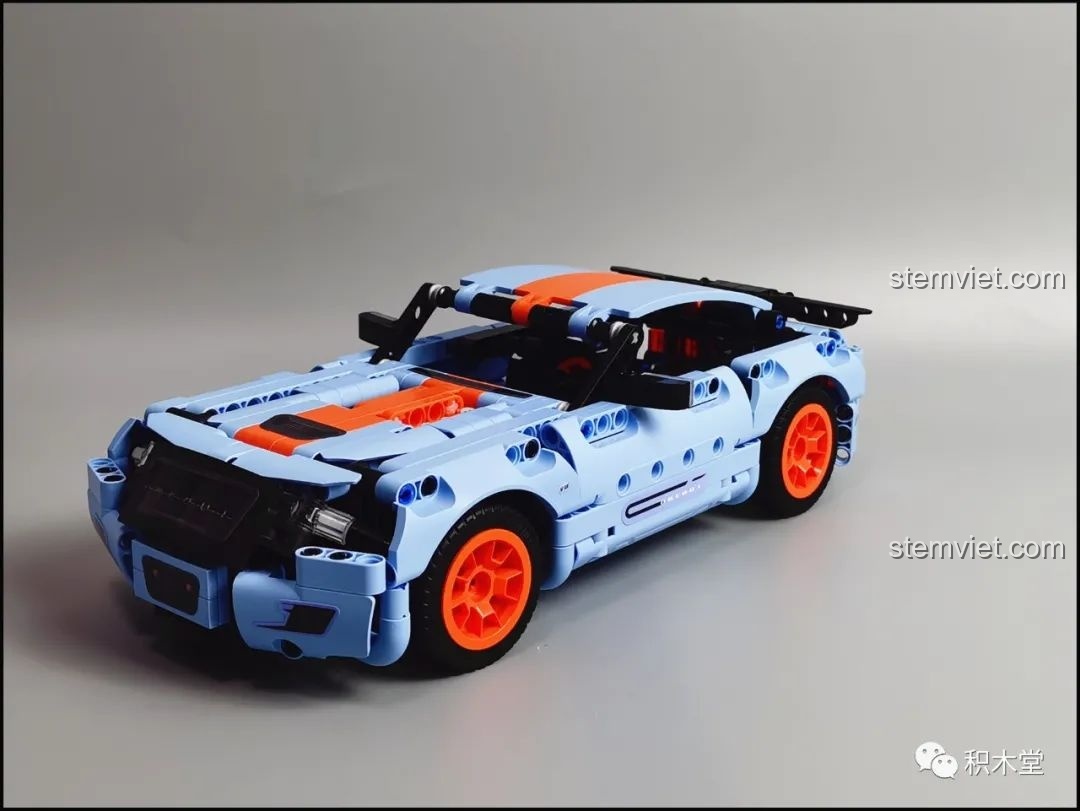 Mô hình hoàn chỉnh của ONEBOT OBJBY61AIQI Siêu Xe Bu Yun nhìn từ trên xuống, thể hiện sọc cam và động cơ.