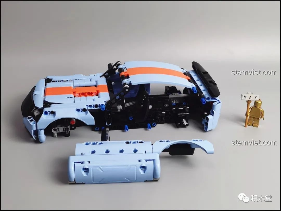 Tháo tấm ốp sườn của bộ ONEBOT OBJBY61AIQI Siêu Xe Bu Yun, cho thấy cấu trúc bên trong.