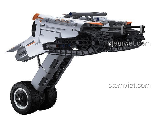 Mô hình Xe chiến đấu viễn tưởng XJXL01IQI ở chế độ nâng cao, phần thân sau được nâng lên bởi hệ thống treo, khoe bánh sau cỡ lớn.