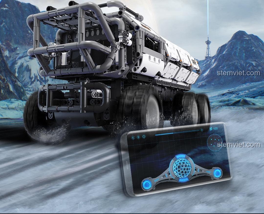 Xe Vận Tải Địa Hình 6 Bánh ONEBOT XJXL05IQI đang được điều khiển từ xa qua ứng dụng điện thoại, thể hiện tính năng kết nối thông minh.