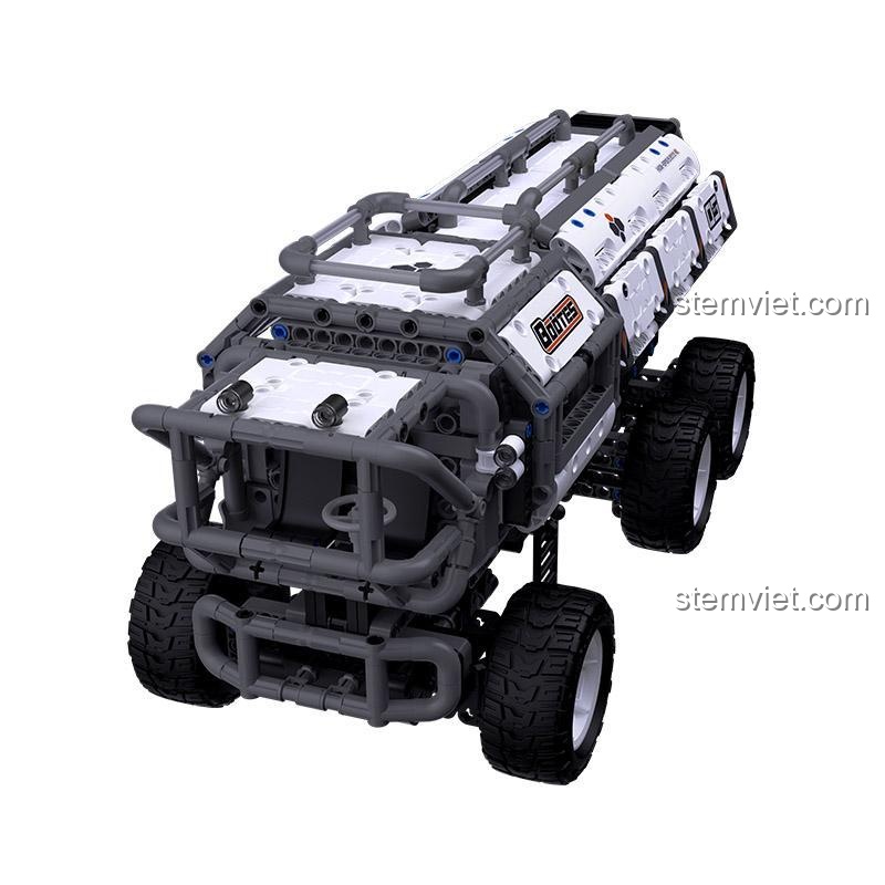 Góc nhìn từ phía sau của mô hình xe tải lập trình được ONEBOT XJXL05IQI, nổi bật với cụm 6 bánh xe địa hình.