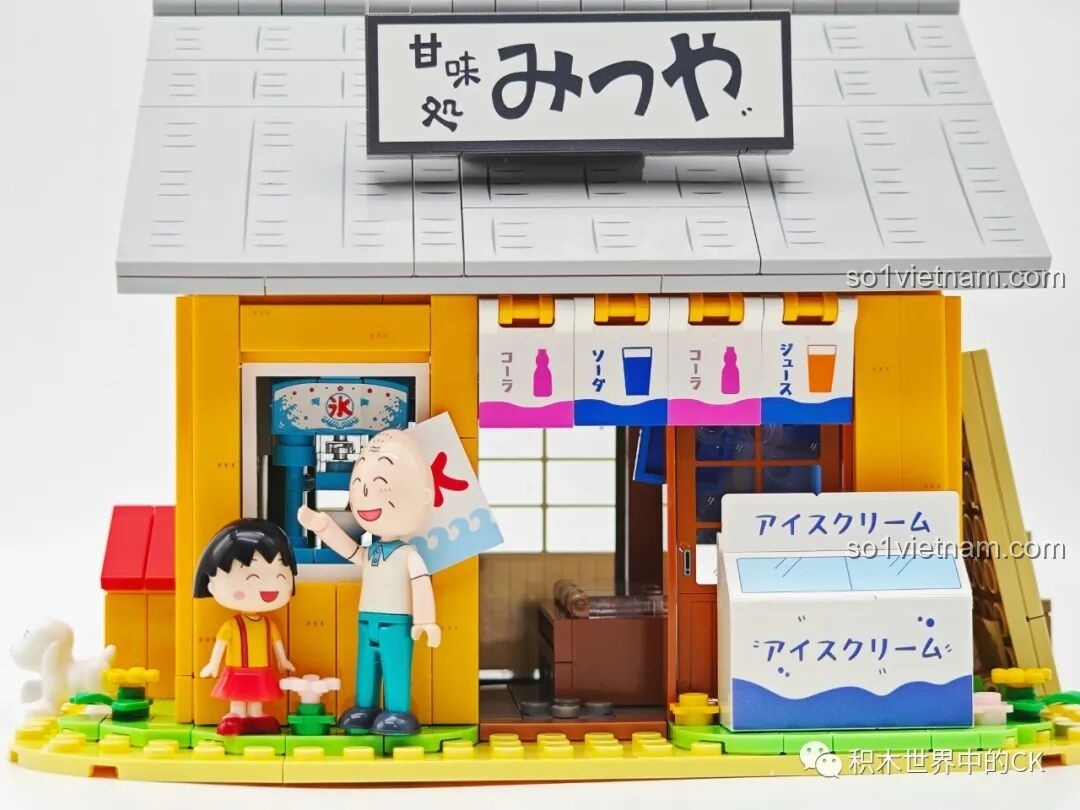 Minifigures Maruko và ông nội Tomozo đang thưởng thức đá bào tại mô hình Tiệm đồ ngọt, một cảnh tượng ấm áp.