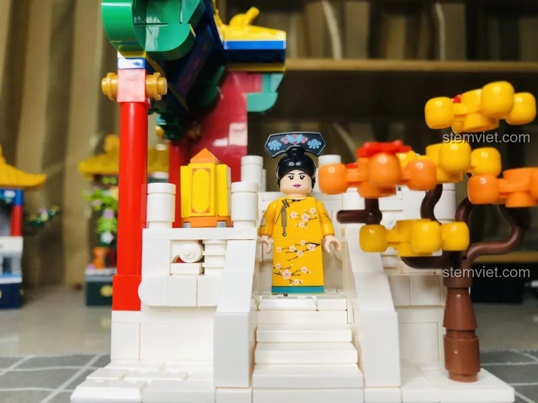 Phần rỗng bên trong kiến trúc của Wekki 506004 Cảnh Thu có thể dùng làm ống đựng bút.