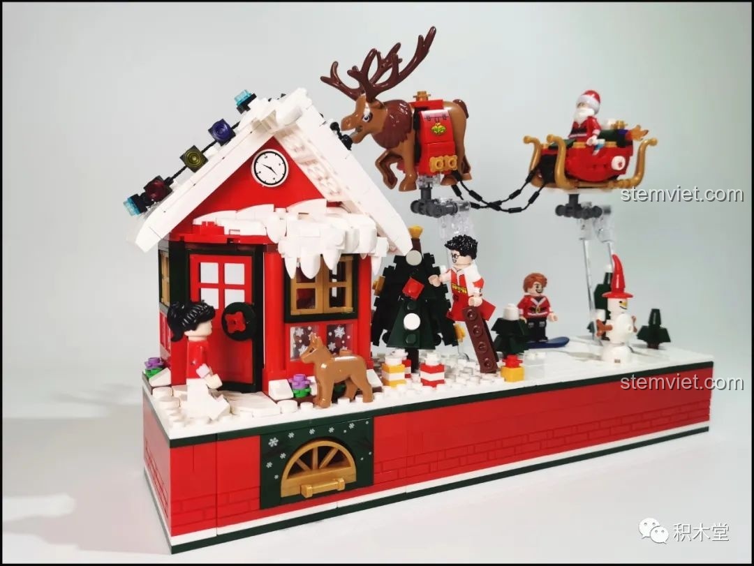 Ông già Noel minifigure ngồi trên xe trượt tuyết của bộ Forange FC6003, sẵn sàng cho chuyến đi.