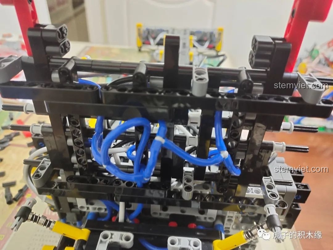 Các đường ống khí nén màu xanh dương nổi bật trong hệ thống của Mould King 19002.