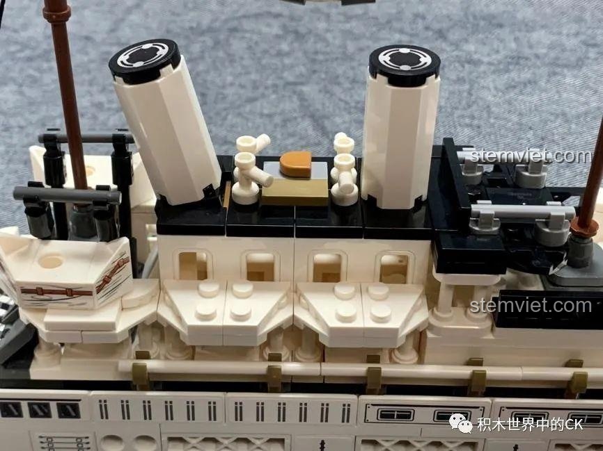 Chi tiết hai ống khói lớn trên mô hình Tàu Hoàng Gia Daffodil, một đặc điểm nhận dạng của con tàu lịch sử này.