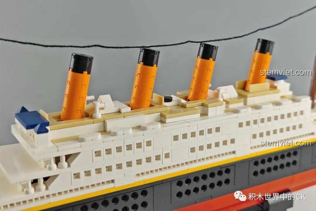 Cận cảnh bốn ống khói màu cam và đen, biểu tượng của Tàu Titanic, trên mô hình lắp ráp Zhe Gao 01010.
