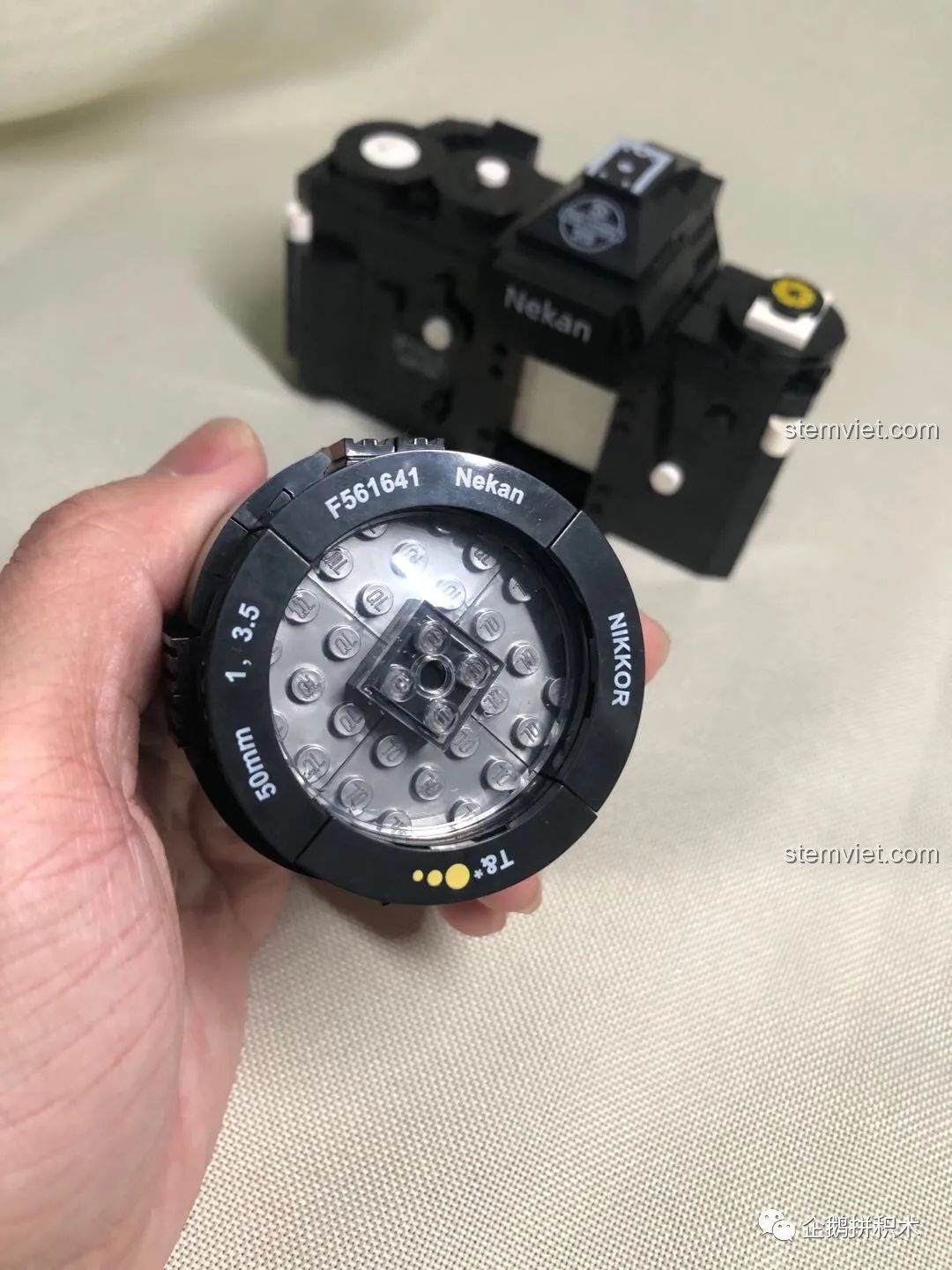 Góc nhìn khác của ống kính mô hình Máy Ảnh Kỹ Thuật Số Nekan FY2A LR129 (00844), rất chi tiết.