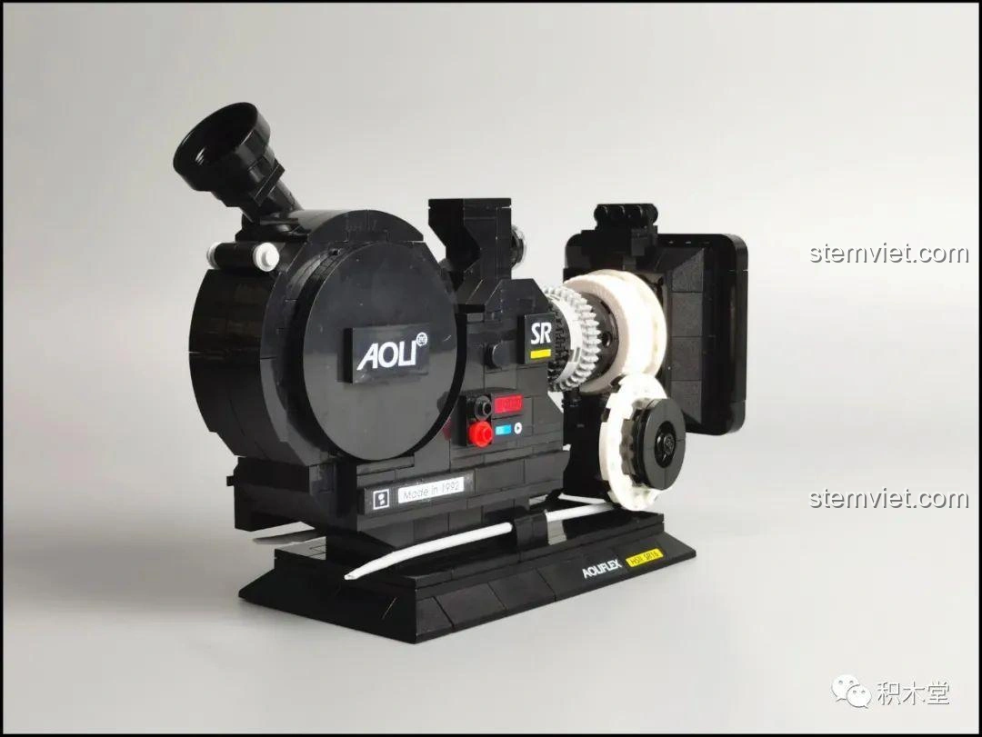 Ống kính của mô hình máy quay phim vintage Zhegao 00906 với chi tiết in ấn sắc nét.