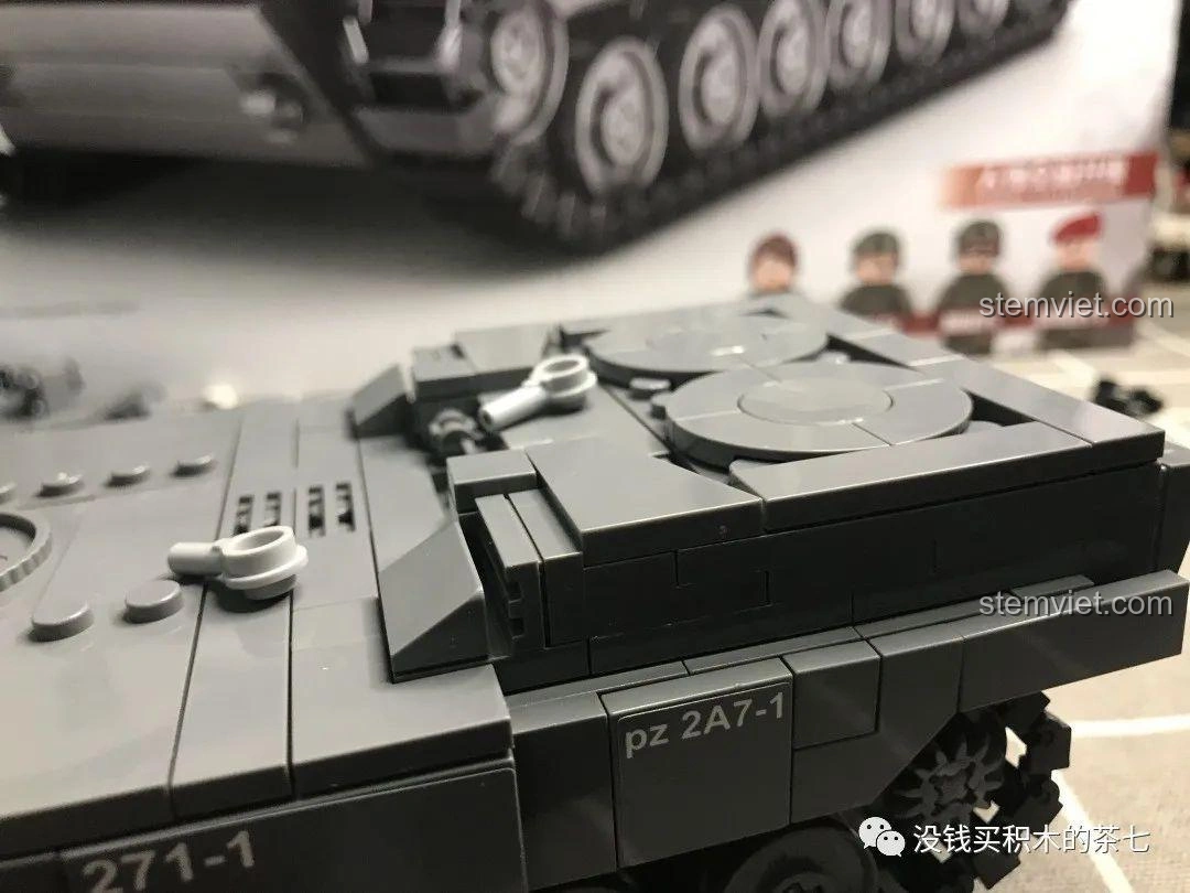 Cận cảnh các ống phóng khói ở phía bên kia của xe tăng Leopard 2A7+ trong bộ Jiazhi 0104.