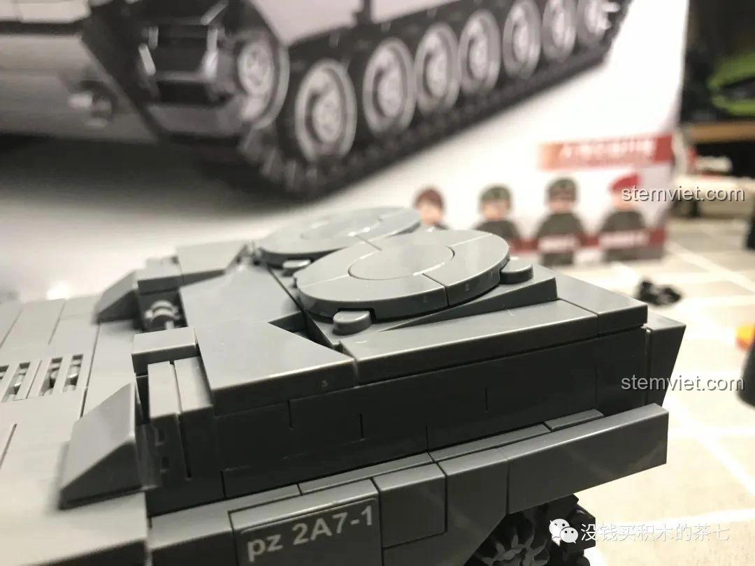 Các ống phóng khói của xe tăng Leopard 2A7+ trong bộ Jiazhi 0104, chi tiết nhỏ nhưng quan trọng cho tính chân thực.