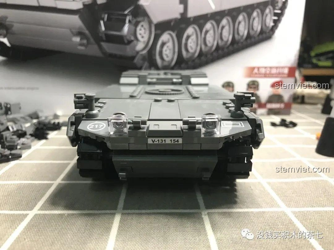 Hình ảnh thực tế các ống phóng khói trên xe tăng Leopard 2A7+, so sánh với mô hình Jiazhi 0104.