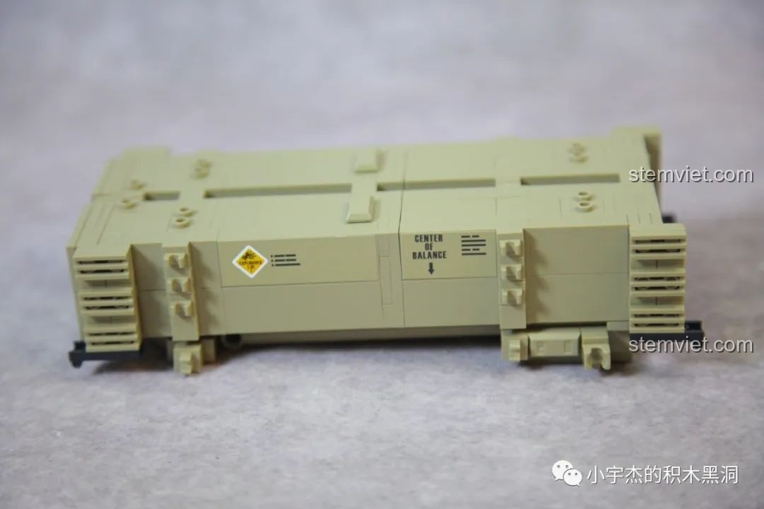 Các ống phóng tên lửa sau khi được dán sticker, tăng thêm tính thẩm mỹ và độ chân thực cho mô hình.