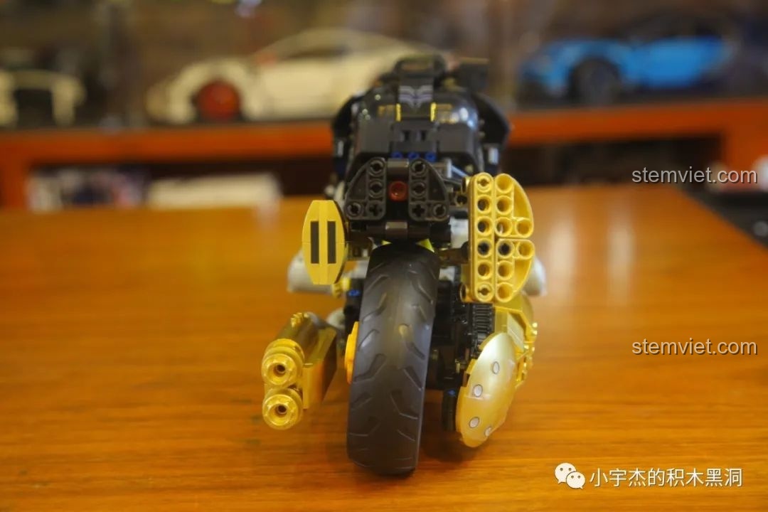 Cận cảnh hệ thống ống xả và cơ chế truyền động bằng dây cao su, bánh răng của Mô tô Fenrir Sói Lửa Final Fantasy VII KBox 10248.