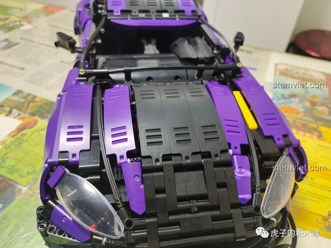 Cận cảnh ống xả của mô hình Aston Martin Vantage GT3 KaCo Blocks C001, được đặt phía sau cửa xe, tạo điểm nhấn độc đáo.