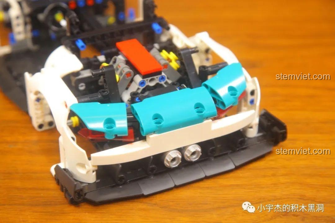 Chi tiết ống xả được sơn bạc của bộ lắp ráp KBOX 10214, tăng thêm vẻ cao cấp cho mô hình.