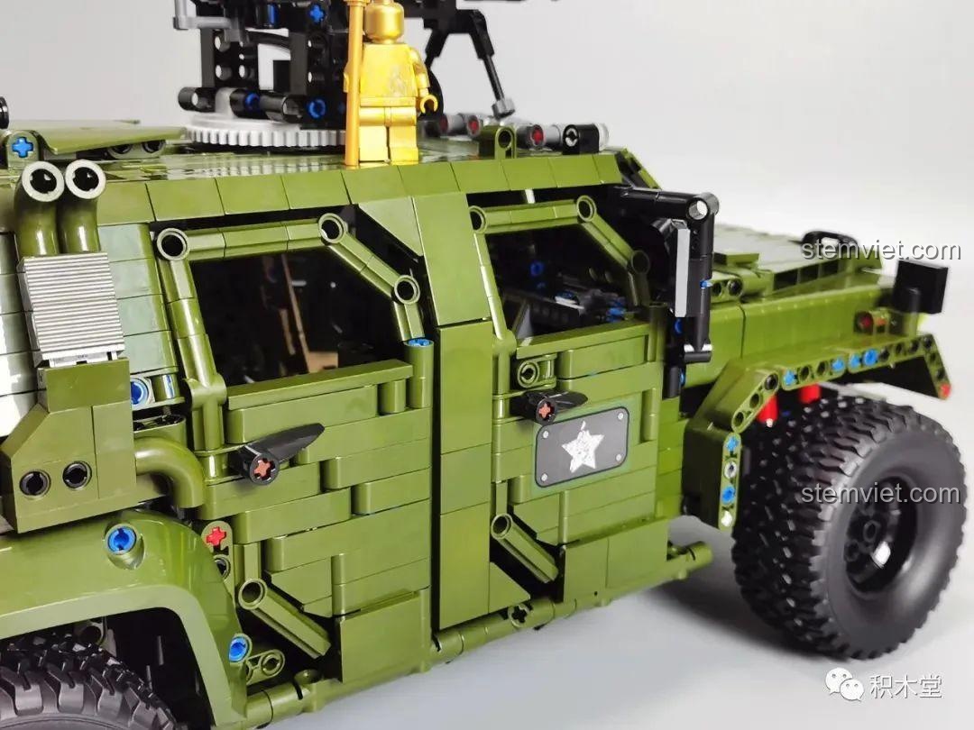 Ống xả được đặt ở bên hông xe của Xe Jeep Quân Sự Mạnh Mẽ Taigaole T4015, tạo điểm nhấn thiết kế.