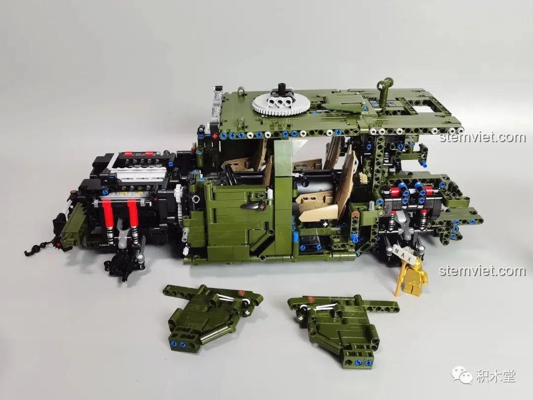 Các tấm ốp thân xe và cửa của Xe Jeep Quân Sự Mạnh Mẽ Taigaole T4015 đang được lắp ráp, tạo hình dáng bên ngoài.