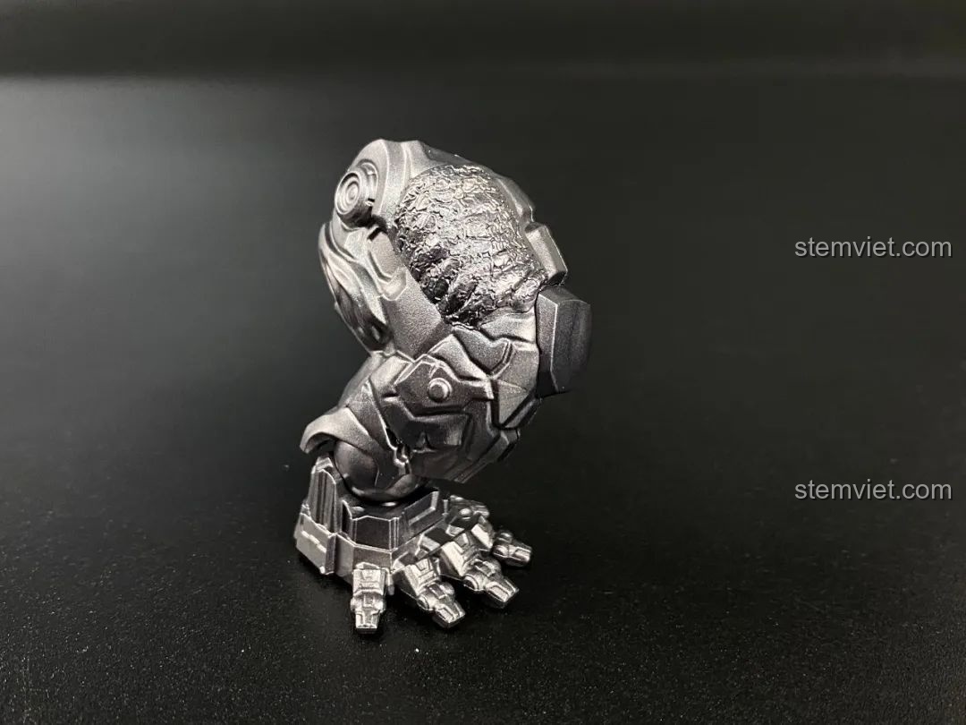 Mô hình Optimus Primal (Beast Mode) BLOKEES trong tư thế nằm, thể hiện độ linh hoạt của khớp nối.