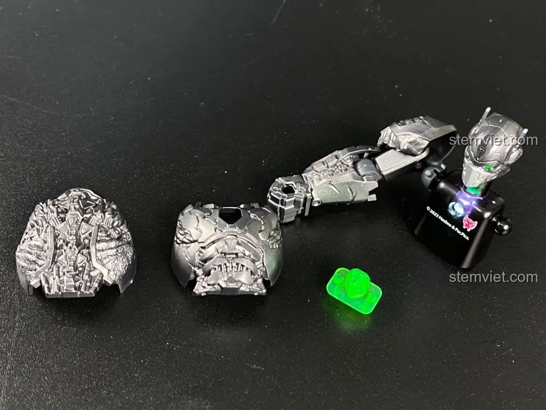 Mô hình Optimus Primal (Robot Mode) BLOKEES với đèn LED sáng rực trong bóng tối, tạo hiệu ứng ấn tượng.